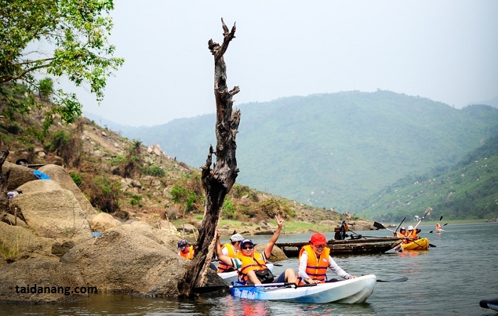 Hoạt động chèo thuyền Kayak phổ biến nhiều ở các bạn trẻ 
